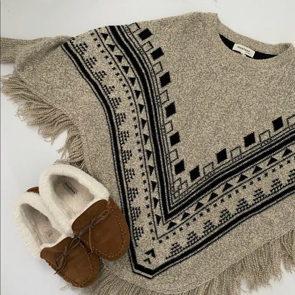 New Poncho Sweater with Sleeves - Picture 1 of 3